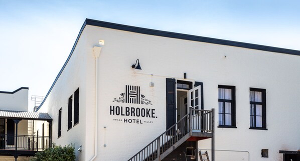 Un edificio blanco con un cartel que dice "HOLBROOKE GRASS HOTEL VALLEY".