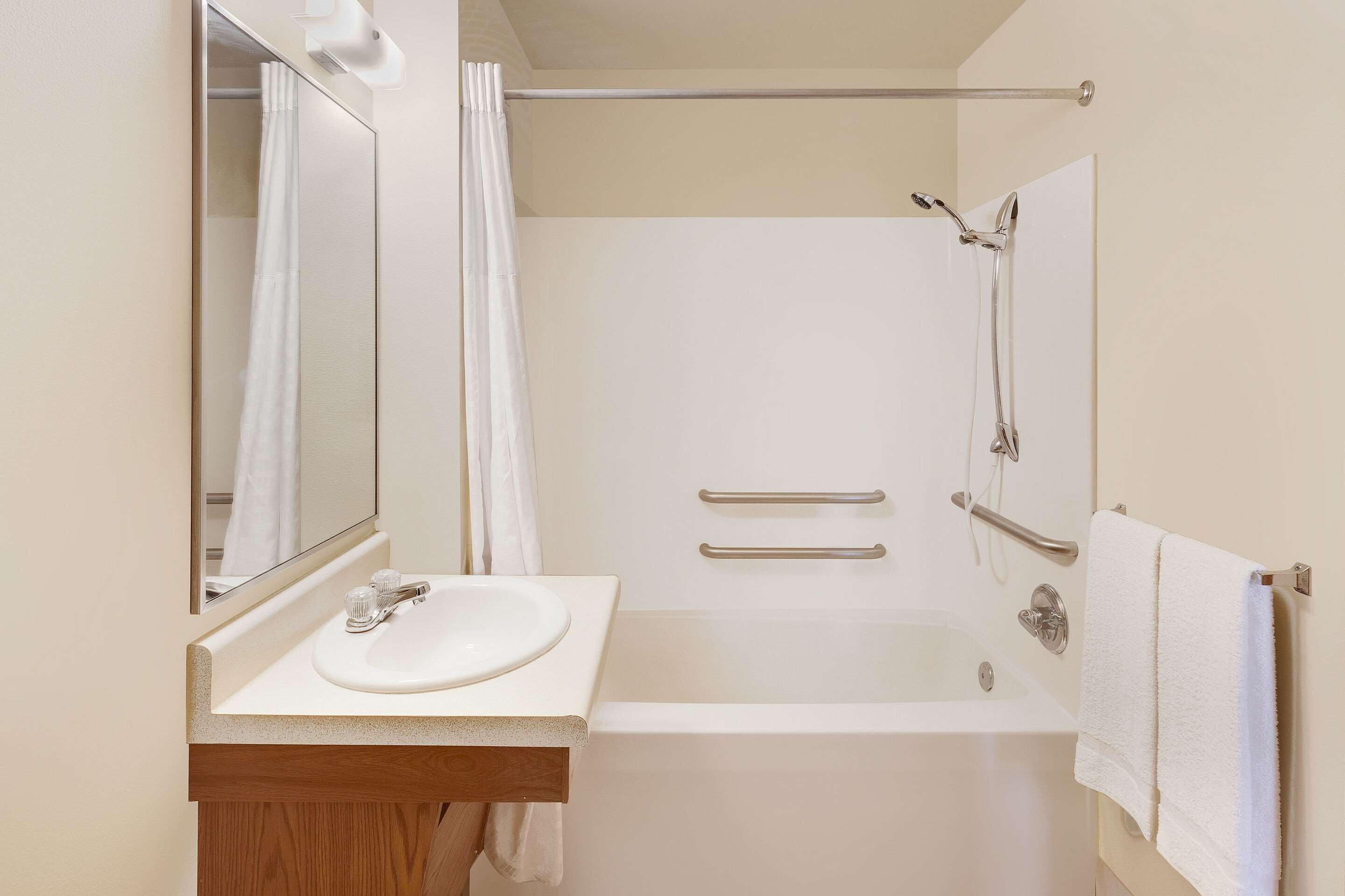 Combined shower/bathtub, hair dryer, towels