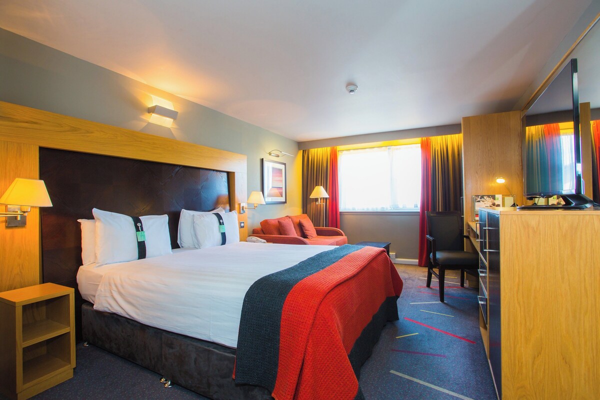 Standard Room, 1 Queen Bed with Sofa bed | 1 bedroom, in-room safe, desk, blackout drapes