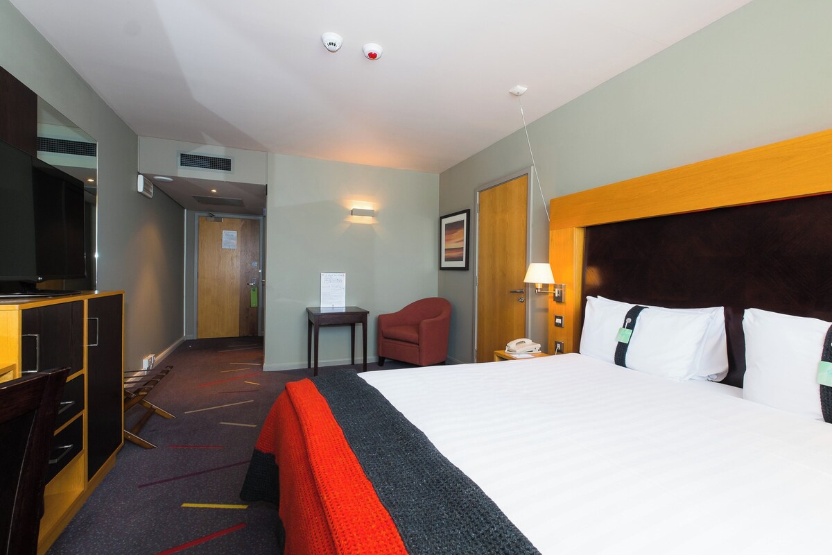 Standard Room, 1 Queen Bed, Accessible | 1 bedroom, in-room safe, desk, blackout drapes