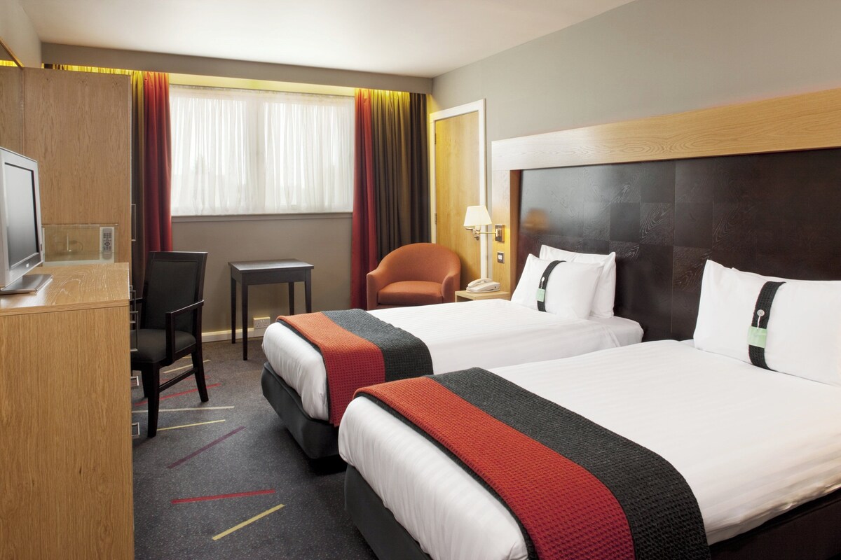 Standard Room, 2 Twin Beds | 1 bedroom, in-room safe, desk, blackout drapes