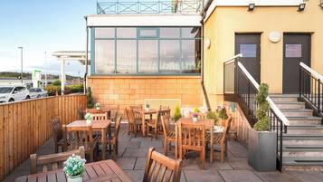 2 restauranter; serverer morgenmad, frokost og middelhavsretter