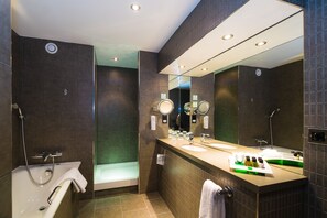 Combined shower/tub, free toiletries, hair dryer, towels