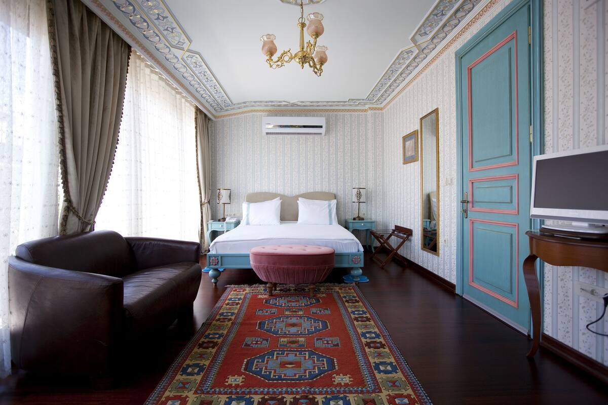 Penthouse (Balcony, Partial Sea View) | Bộ đồ giường cao cấp, minibar, két bảo mật tại phòng, bàn 