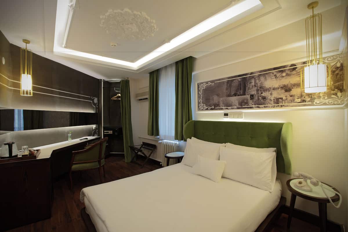 Phòng phong cách cổ điển | Bộ đồ giường cao cấp, minibar, két bảo mật tại phòng, bàn 
