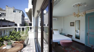 Penthouse (Balcony, Partial Sea View) | Ropa de cama de alta calidad, minibar, caja fuerte y escritorio