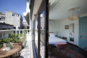 Premium kamer | Luxe beddengoed, een minibar, een kluis op de kamer, een bureau