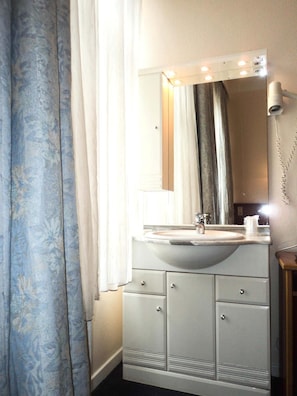 Free toiletries, hair dryer, towels - Hotel Continental Gare du Midi (Brussels)