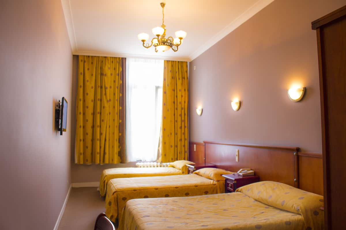 Værelse til 3 personer | Select Comfort-senge, pengeskab på værelset, skrivebord