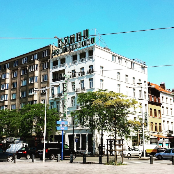 Un hotel de varios pisos con balcones y un letrero que dice "HOTEL CONTINENTAL".