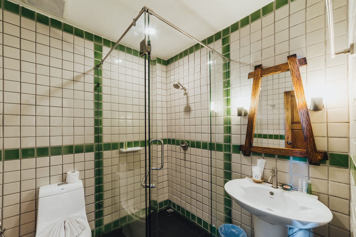 standard triple room | bathroom | shower, eco-friendly toiletries, bathrobes, towels