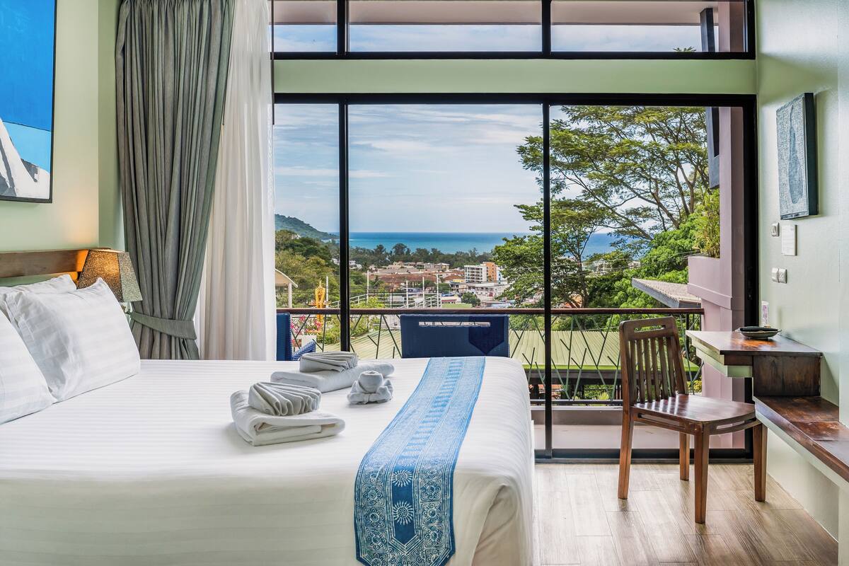 deluxe double room, ocean view | 1 bedroom, minibar, in-room safe, desk