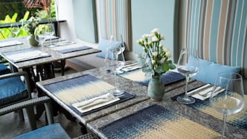 Se sirven desayunos y cocina tailandesa, con vista a la piscina