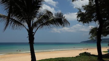 Beach nearby, white sand, free beach shuttle, beach towels