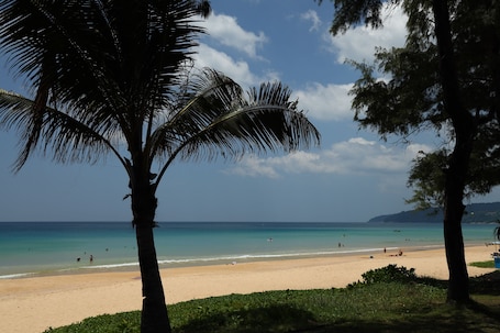 Beach nearby, white sand, free beach shuttle, beach towels