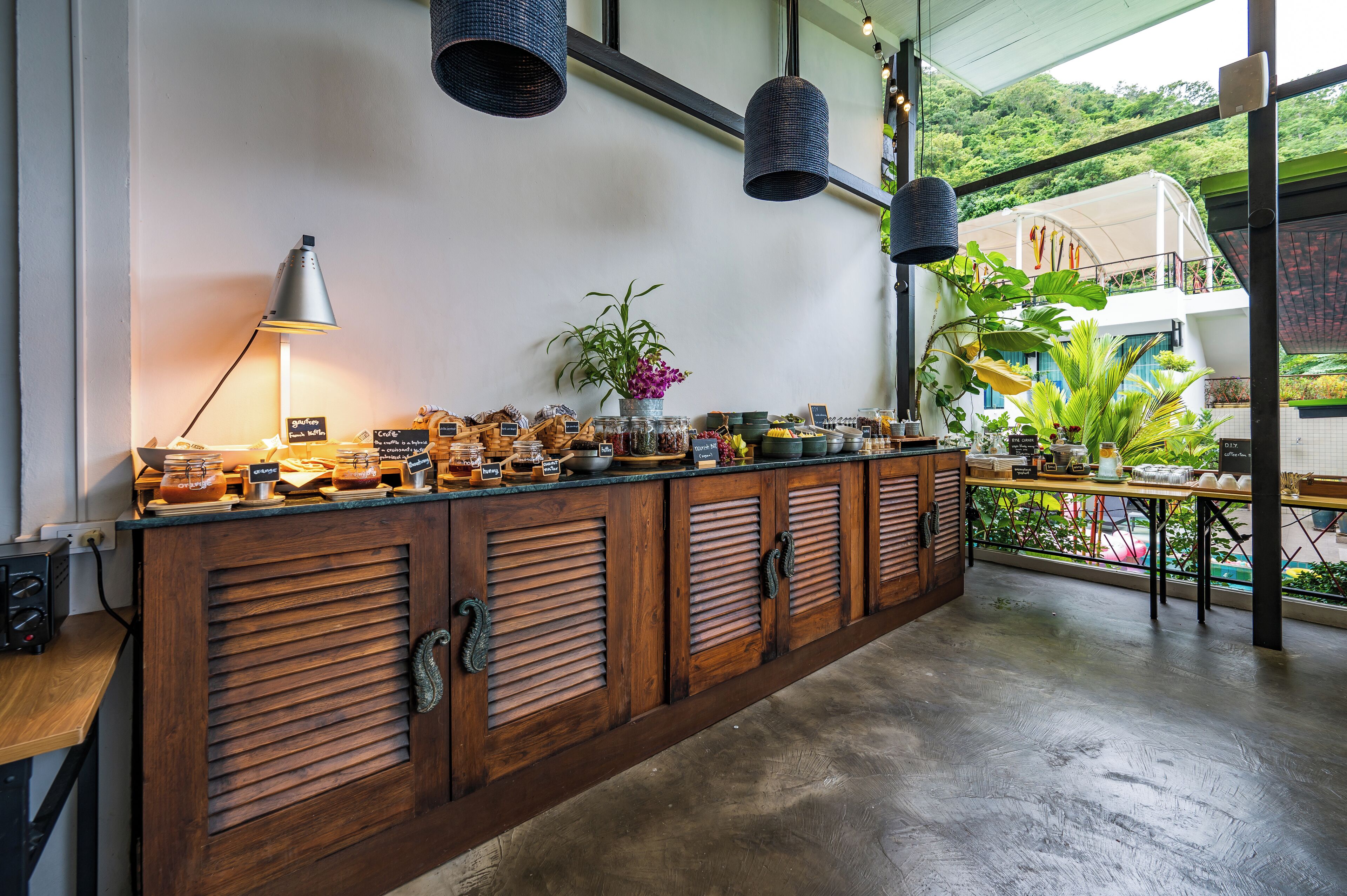 Se sirven desayunos y cocina tailandesa, con vista a la piscina 