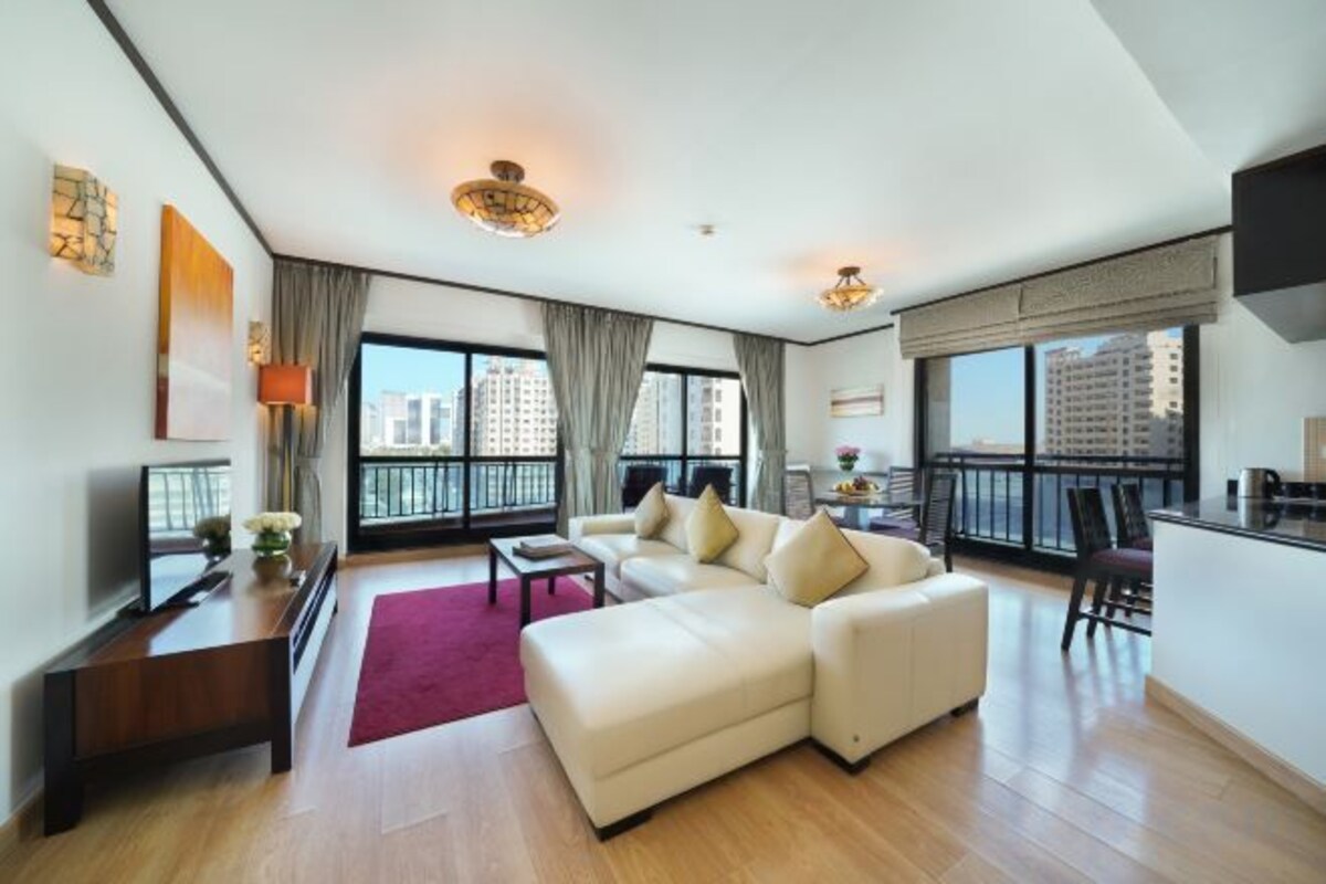 Living area | 32-inch flat-screen TV with satellite channels, TV