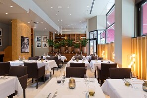 Serveert ontbijt, lunch en diner