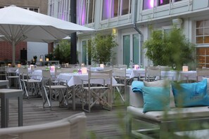 Serveert ontbijt, lunch en diner