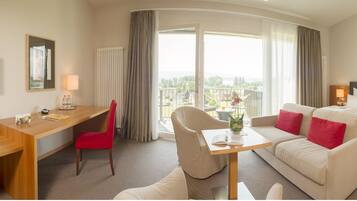 Habitación doble superior, balcón, vistas al lago | Ropa de cama de alta calidad, caja fuerte, escritorio