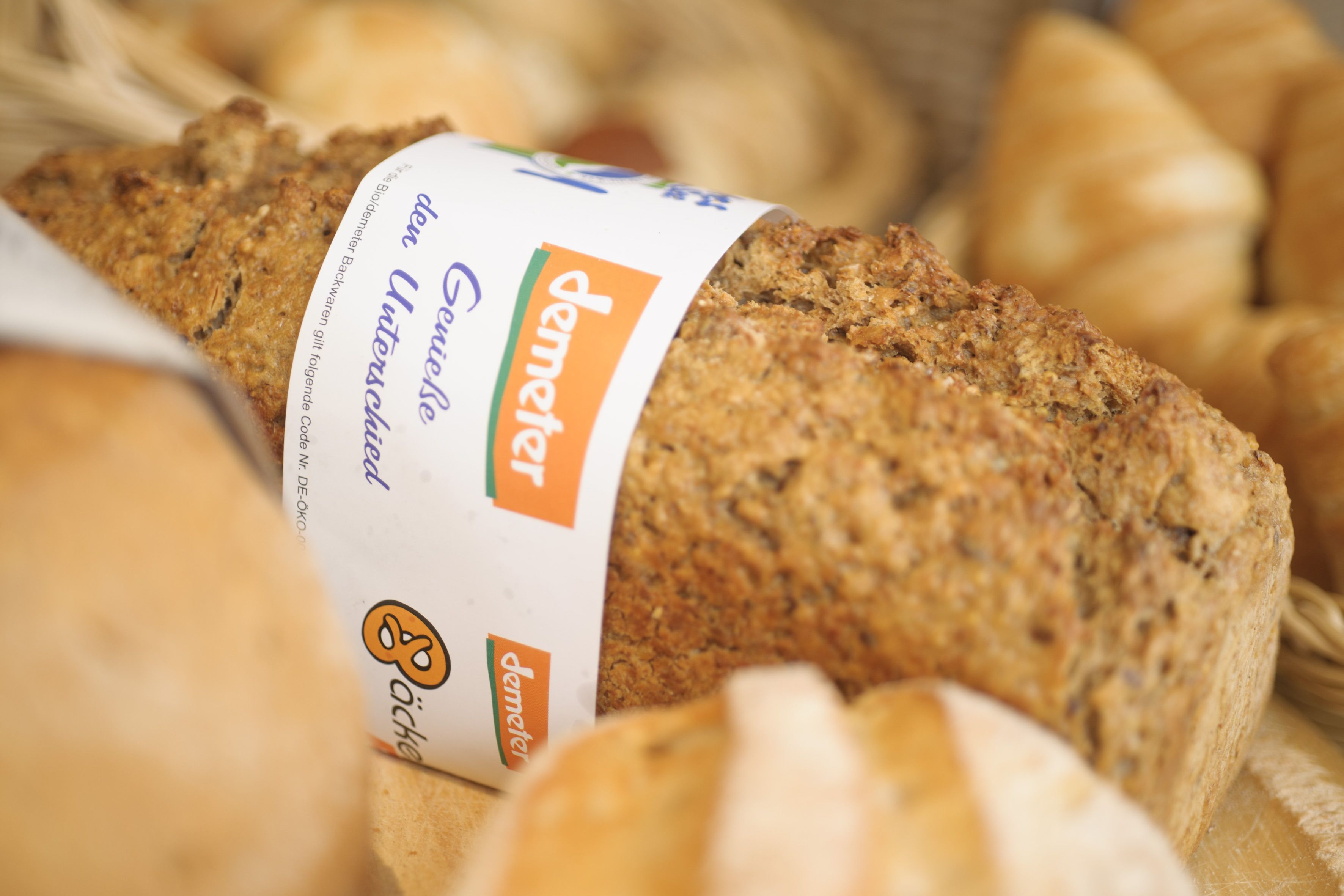 A variety of breads with a label indicating 'Dunkel' and '8'.
