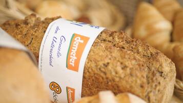 A variety of breads with a label indicating 'Dunkel' and '8'.