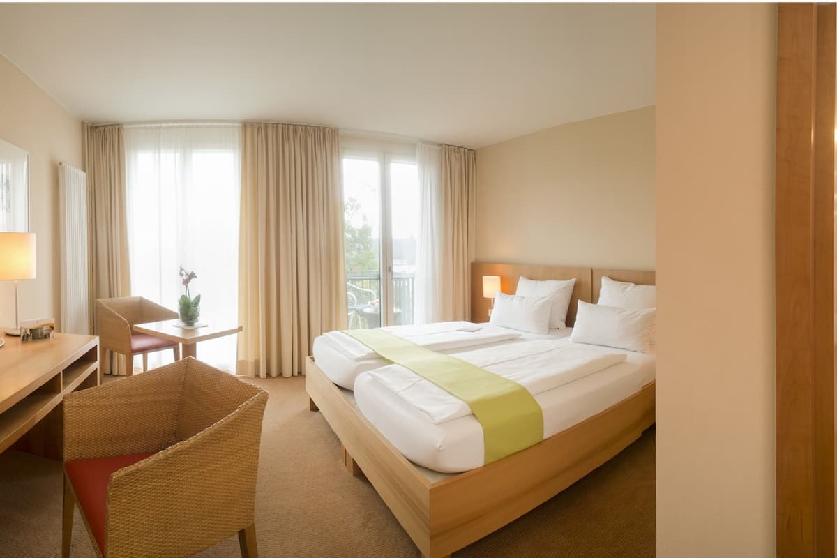 premium bedding, in-room safe, desk, laptop workspace