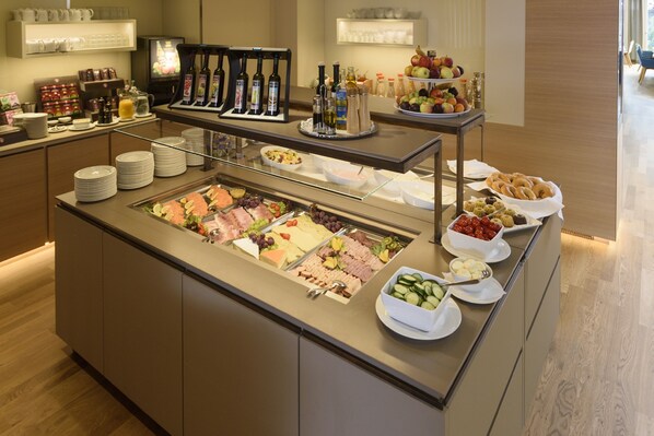 Free daily buffet breakfast