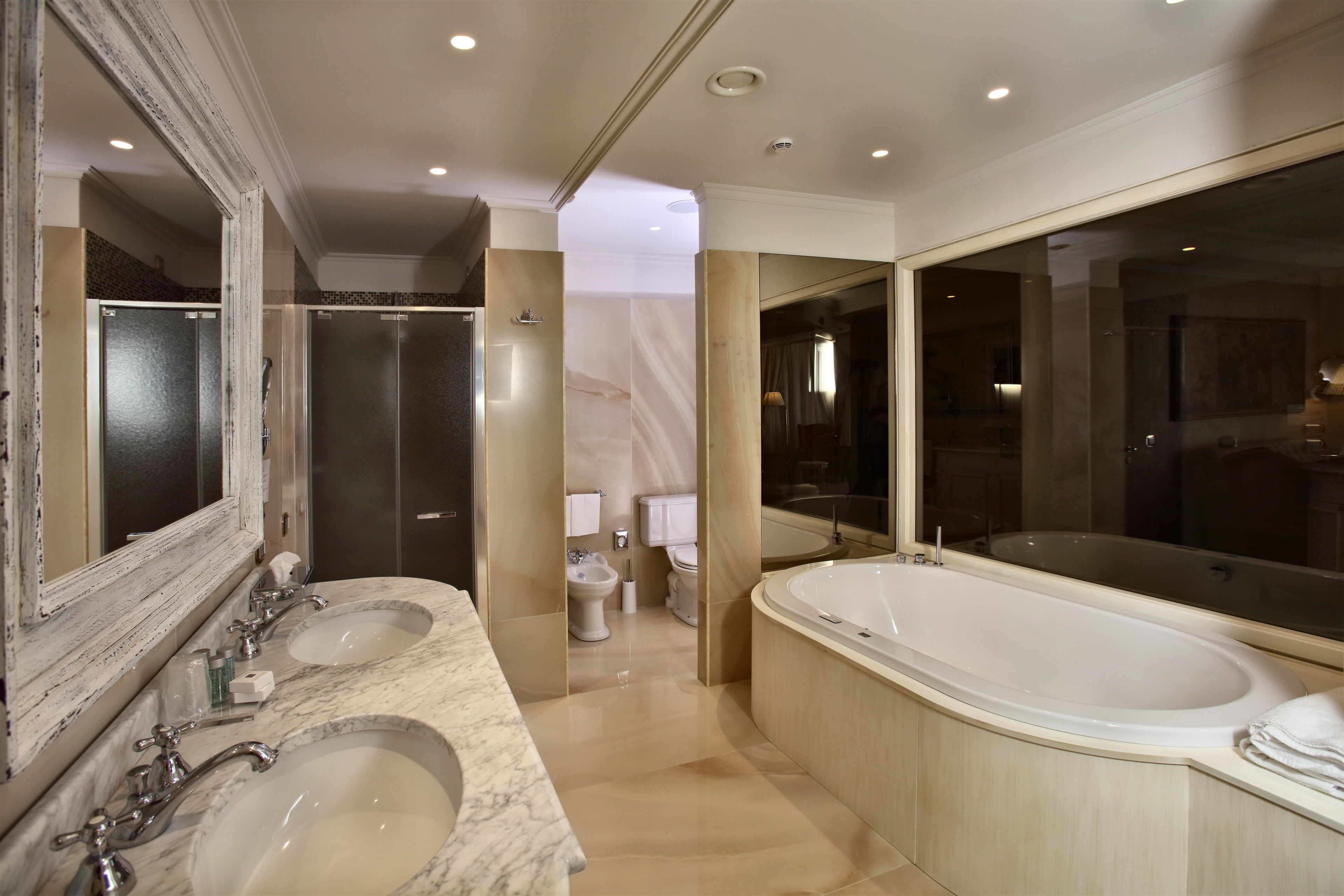 superior studio suite (leonardo da vinci) | jetted bathtub