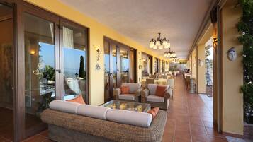 FrĂŒhstĂŒck, Mittagessen, italienische KĂŒche, Blick auf den Pool