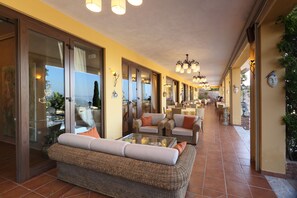 Breakfast and lunch served - Villa Angela (Taormina)