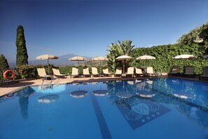 Outdoor pool, sun loungers - Villa Angela (Taormina)