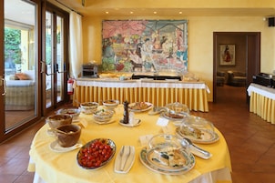 Free daily buffet breakfast