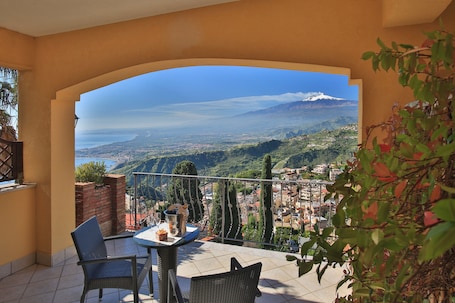 Minibar, caja de seguridad en la habitación y escritorio . Villa Angela