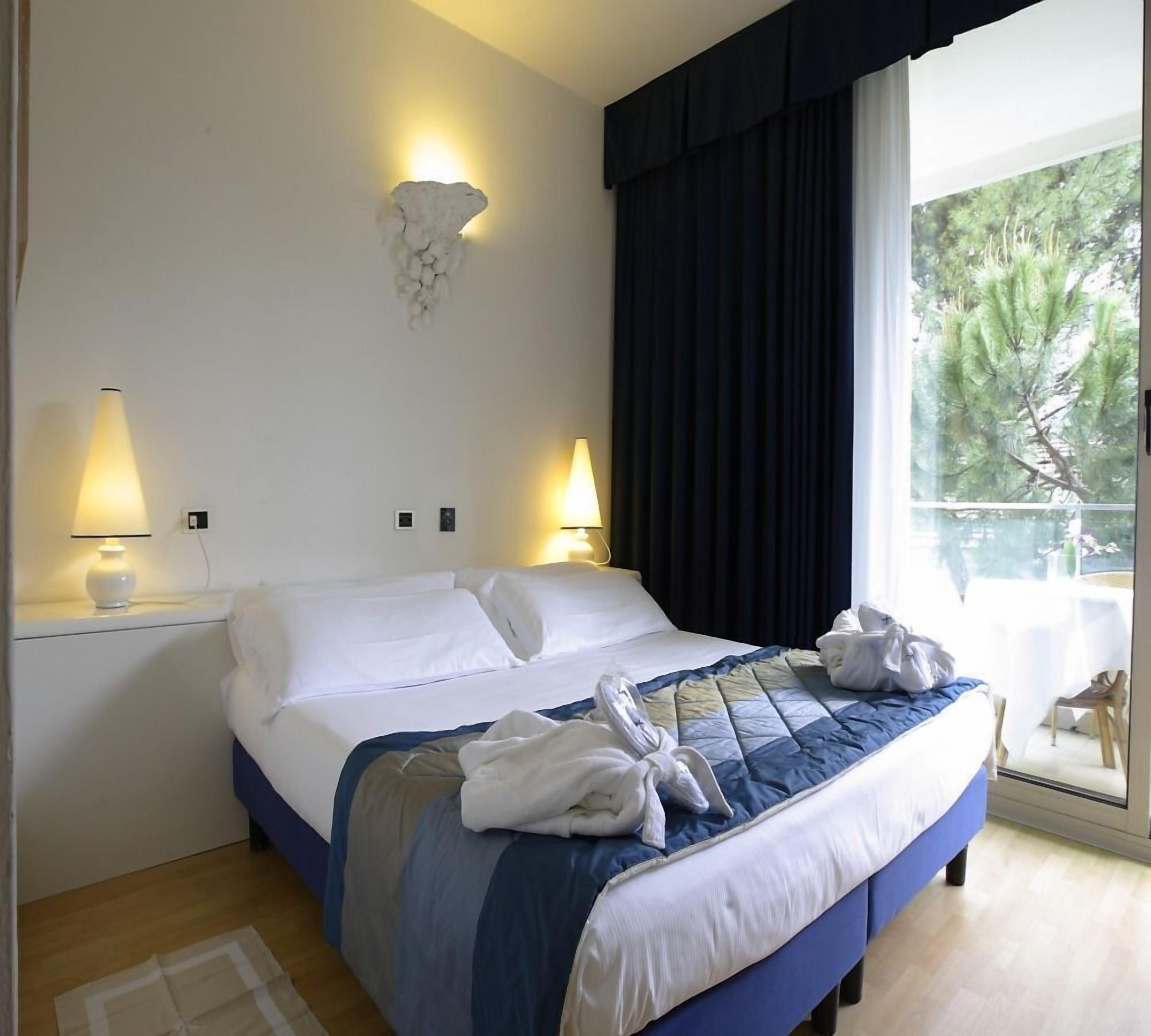 classic double room | 1 bedroom, minibar, in-room safe, desk