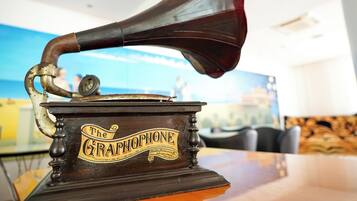 Un gramophone ancien, sur lequel on peut lire l’inscription « The Gramophone ».