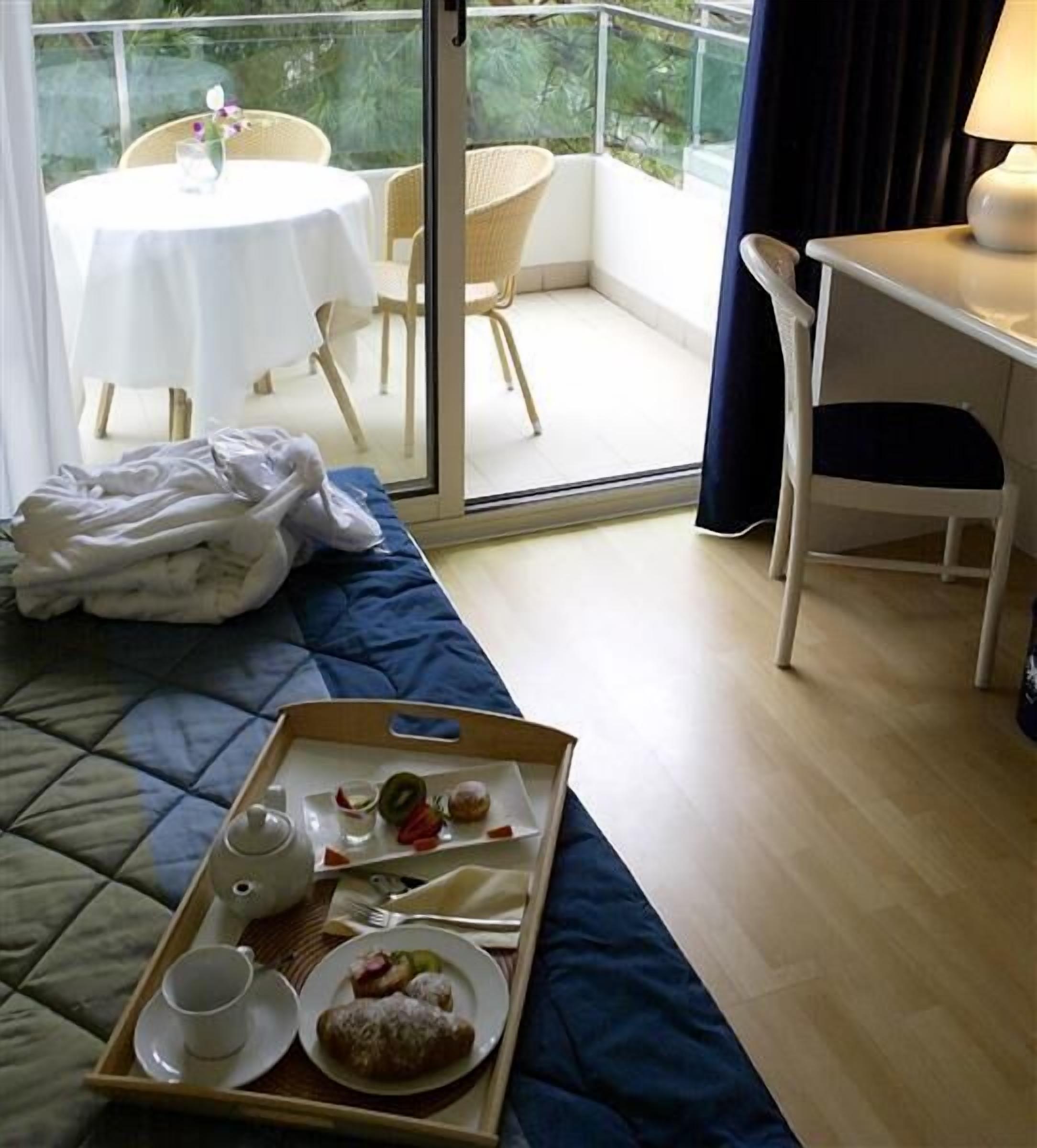 classic double room | 1 bedroom, minibar, in-room safe, desk