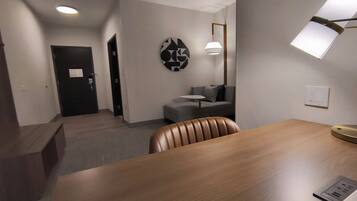 1 habitación, caja de seguridad en la habitación y escritorio