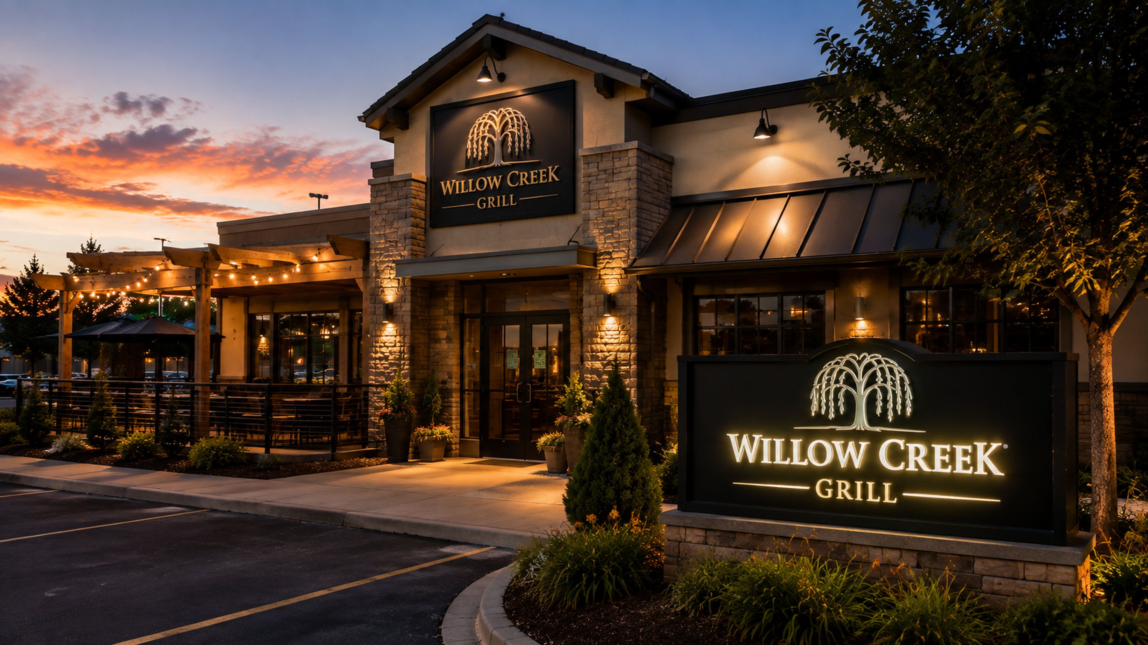 Ein Restaurant mit einem Schild, auf dem 'Willow Creek Grill' steht, und einem Baum-Logo.