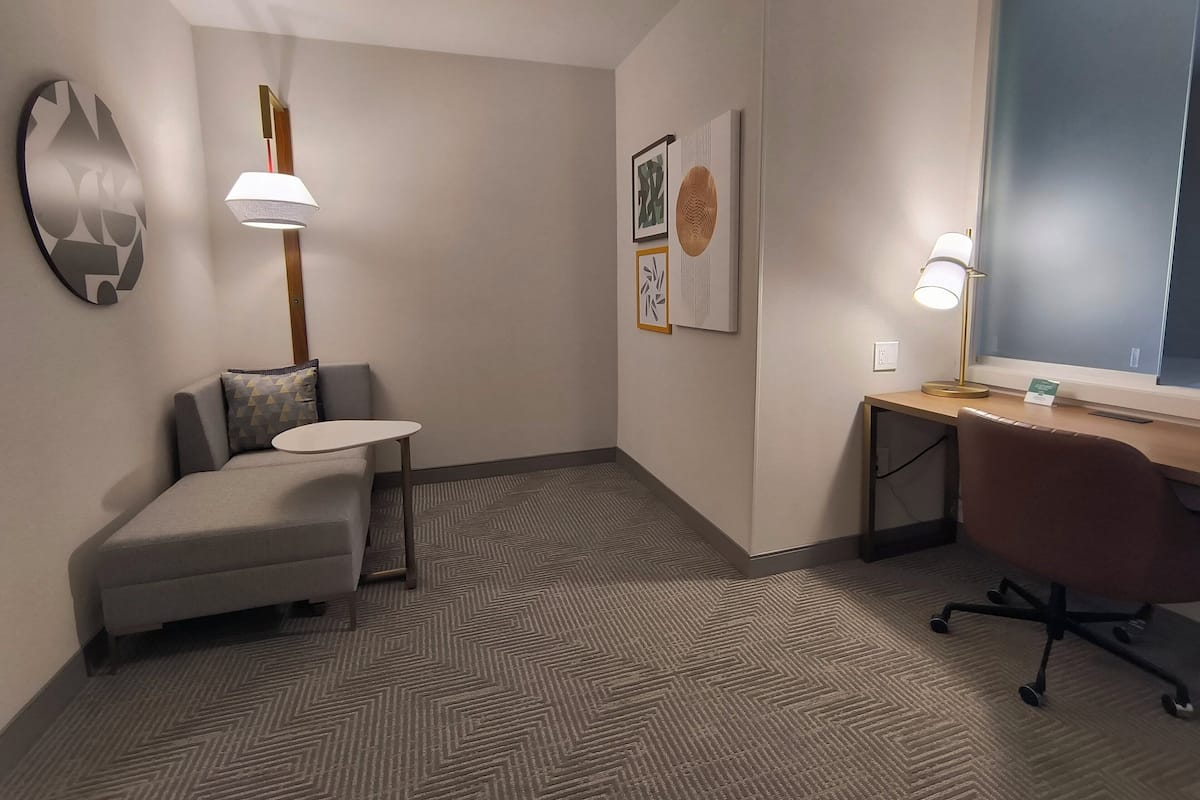 1 Schlafzimmer, Zimmersafe, Schreibtisch, laptopgeeigneter Arbeitsplatz