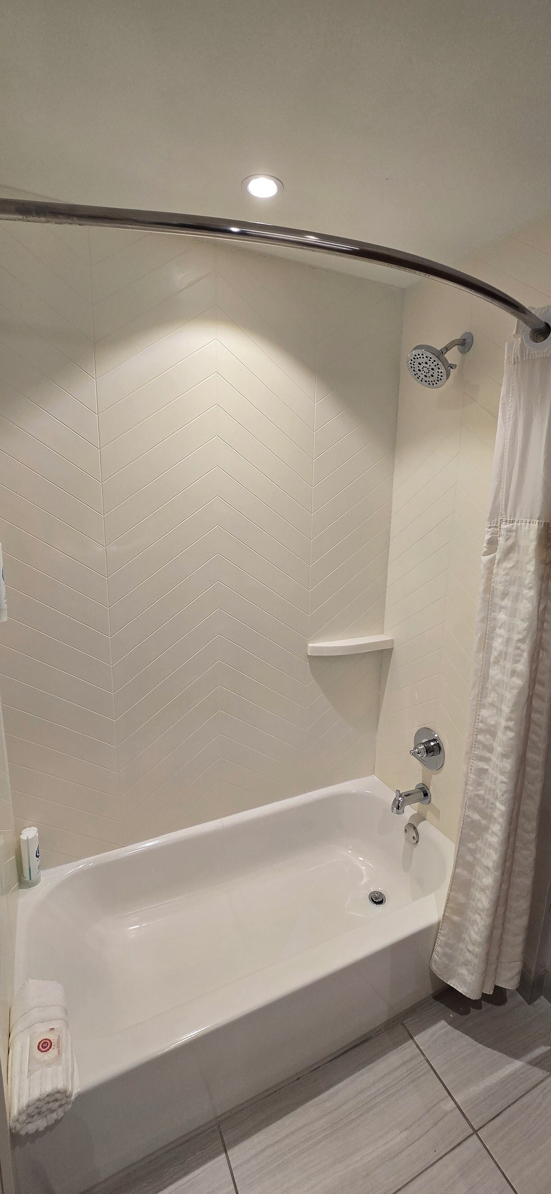 suite, non smoking | bathroom | combined shower/bathtub, free toiletries, hair dryer, towels