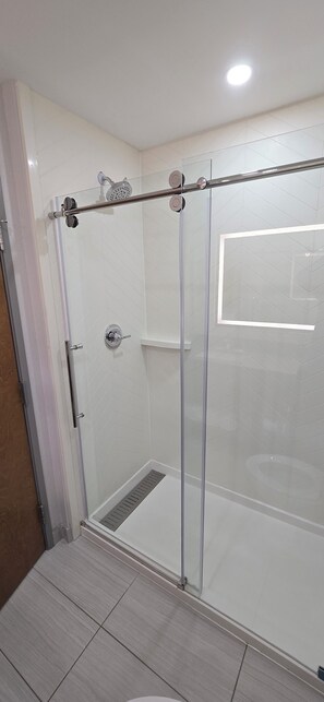 1 King Suite | Premium bedding, in-room safe, desk, blackout drapes