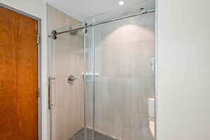 Suite, non-fumeurs | Literie de qualité supérieure, coffres-forts dans les chambres, bureau