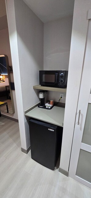 Premium bedding, in-room safe, desk, blackout drapes