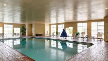 Piscina coperta, con ingresso dalle 10:00 alle 21:00, lettini