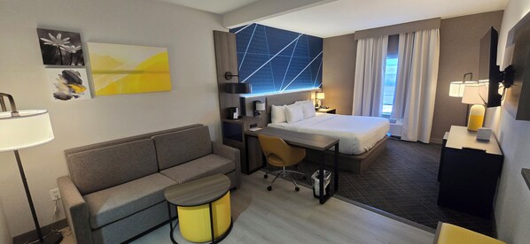 套房, 无烟房 | 高档床上用品、客房内保险箱、办公桌、遮光窗帘