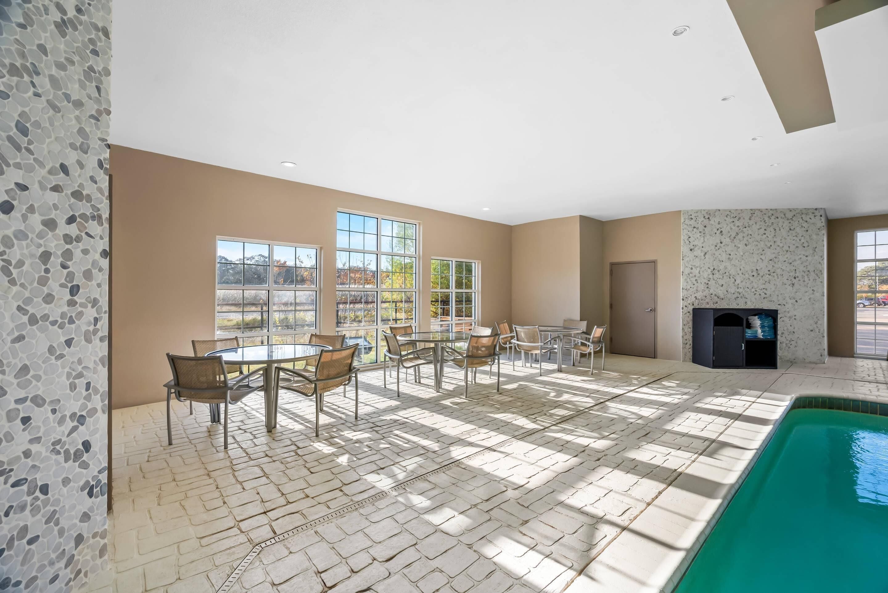 Kolam renang indoor, dengan kursi berjemur