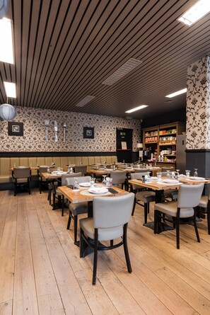 Tägliches Frühstücksbuffet gegen Gebühr