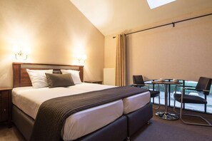 高級寢具、免費迷你吧物品、客房內保險箱、書桌