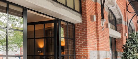 Habitación doble Confort, balcón | Ropa de cama de alta calidad y artículos del minibar gratis